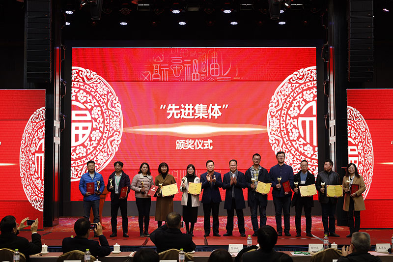 校長賀祖斌，集團公司黨委書記、董事長黃軒莊為先進集體頒獎.jpg