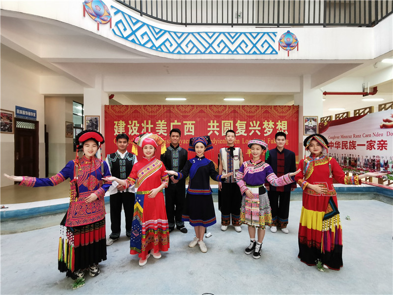百色民族高級中學(xué)學(xué)生身穿少數(shù)民族服飾，分別用代表方言解讀詩歌《繡袈裟衣緣》（黃立情 攝）.jpg