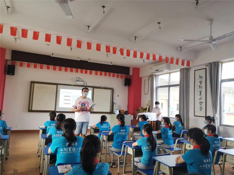 桂林市二附實(shí)驗(yàn)小學(xué)活動(dòng)負(fù)責(zé)人鄭韡鵬老師進(jìn)行開場致辭.jpg